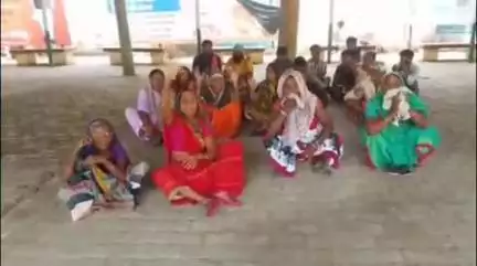 चकिया: मनरेगा मजदूरी ना मिलने से नाराज मजदूरों ने विकास खंड कार्यालय शहाबगंज पर दिया धरना