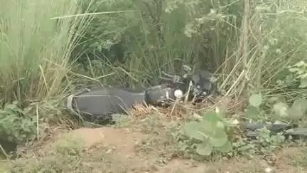 अमृतपुर: डबरी गांव के पास संदिग्ध रोड के किनारे पड़ी बाइक देखी गई, पुलिस लगातार ग्रस्त करती रही