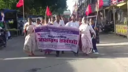 তুফানগঞ্জ ১: দেশের কেন্দ্রীয় শ্রমিক ইউনিয়ন গুলির ডাকে ৯ই জুলাই সর্বভারতীয় সাধারণ ধর্মঘট সফলের লক্ষে তুফানগঞ্জ শহরে আয়োজিত মিছিল