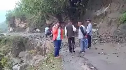 निरमंड: भूस्खलन के कारण लुहरी–दलाश मार्ग हुआ ठप