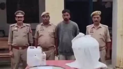 आंवला: आंवला के अलीगंज में अवैध शराब के साथ एक व्यक्ति को किया गया गिरफ्तार, 10 लीटर कच्ची शराब और उपकरण बरामद