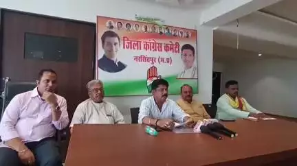 नरसिंहपुर: कांग्रेस कार्यालय में प्रेसवार्ता, BJP की तानाशाही और प्रदेशाध्यक्ष पर FIR वापस लेने की मांग