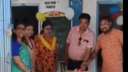 কালচিনি: কালচিনি ব্লকে এক বিদ্যালয়ের প্রতিষ্ঠাতা দিবসের উপলক্ষে পড়ুয়াদের পাতে পড়লো কেক, ভাত, মাংস,চাটনি, পায়েসের মতো খাবার