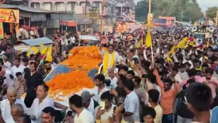 अगली बार वोट अपने जात के लिए नहीं किसी नेता के लिए नहीं हिंदू मुस्लमान के लिए नहीं अगली बार वोट अपने बच्चों के लिए देना