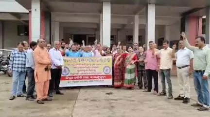ଝାରସୁଗୁଡା: ଓବିଶି ବର୍ଗଙ୍କୁ ୨୭ ପ୍ରତିଶତ ସଂରକ୍ଷଣ ପ୍ରଦାନ କରିବା ପାଇଁ ଝାରସୁଗୁଡାରେ ଜିଲ୍ଲାପାଳଙ୍କୁ ଦାବିପତ୍ର ପ୍ରଦାନ