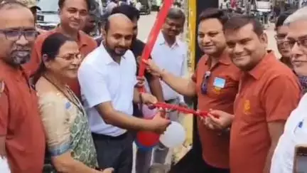 कोडरमा: कोडरमा उपायुक्त ने झंडा चौक पर रोटरी व्हील चक्र का अनावरण किया, जरूरतमंद महिलाओं को सिलाई मशीनें बांटीं