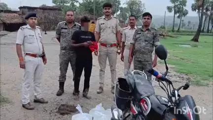 शेरघाटी: आमस थाना पुलिस ने 25 लीटर महुआ शराब के साथ एक कारोबारी को किया गिरफ्तार, मोटरसाइकिल जब्त