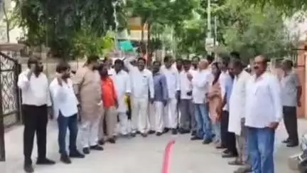 మేడ్చల్: తార్నాకలోని మాజీ ఎమ్మెల్సీ రామచంద్ర రావు నివాసం వద్ద కోలాహలం