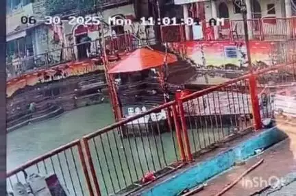 हरिद्वार: भीमगोड़ा कुंड पर पहाड़ी से गिरा मलबा और पेड़, प्राचीन शिवलिंग हुआ क्षतिग्रस्त, CCTV में कैद हुई घटना