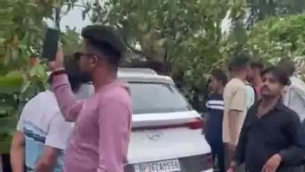 छतरपुर: मातगुवां के पास कार पर गिरी पेड़ की डाल, कार बुरी तरह क्षतिग्रस्त!