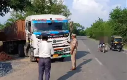 शोहरतगढ़: यातायात पुलिस ने तिराहा व सनई चौराहे पर वाहन चेकिंग कर 67 वाहनों पर ₹82,500 शमन शुल्क की कार्रवाई की