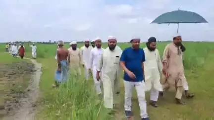 সৃজনগ্ৰাম: ভাণ্ডাৰাত উপস্থিত হৈ উচ্ছেদিত পৰিয়ালৰ বুজ লোৱা লগতে খাদ্য আৰু প্ৰয়োজনীয় সামগ্ৰীৰ প্ৰদান অসম ৰাজ্যিক জমিয়ত উলামাৰ দলে