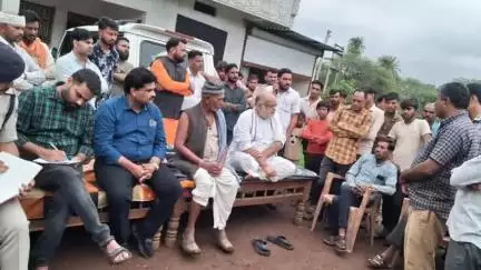 लटेरी: लटेरी के ग्राम नेवली में दूषित पानी पीने से बीमार हुए लोगों का हाल-चाल जानने पहुंचे विधायक