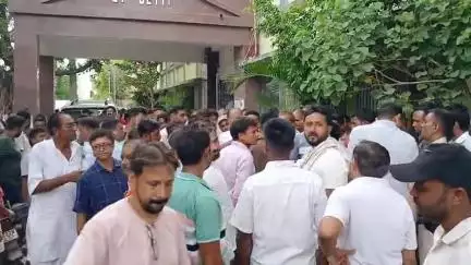 बेतिया: किराया वृद्धि और ताला बंदी के खिलाफ जिला परिषद के विरुद्ध दुकानदारों का प्रदर्शन