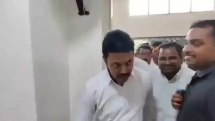 నల్గొండ: అర్హులైన నిరుపేదలకు ఇందిర మైండ్లు ఇవ్వాలని గ్రీవెన్స్ డే లో అదనపు కలెక్టర్ కు వినతిపత్రం అందజేసిన మాజీ ఎమ్మెల్యే భగత్