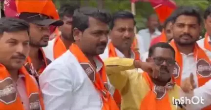 औसा: ठाकरे बंधूनी हिंदी सक्तीविरोधात आंदोलनाची भूमिका घेताच सरकारने निर्णय मागे घेतला,औशात मनसेने पेढे वाटून आनंद केला साजरा