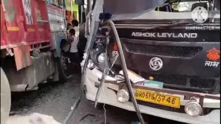 खोदावंदपुर: बेगूसराय-रोसड़ा SH-55 तारा सर्कल के पास बस और ट्रक की टक्कर, कई यात्री घायल, चालक फरार