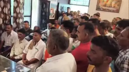 घनारी: भंजाल ट्रांसपोर्ट सोसायटी के सदस्यों ने माल ढुलाई का काम वापस किए जाने को लेकर विधायक राकेश कालिया से की मुलाकात