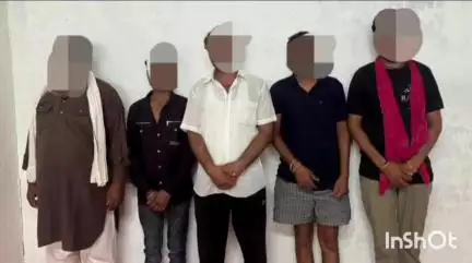 कुम्भराज: बड़ोद गांव में जुआ खेलते 5 लोग किए गए गिरफ्तार, मृगवास थाना पुलिस ने ₹16390 और 3 बाइक की जब्त