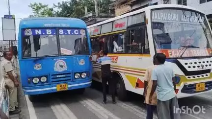 আলিপুরদুয়ার ১: NBSTC বাস ও বেসরকারি বাসের বিবাদে সংঘর্ষে চাঞ্চল্য আলিপুরদুয়ার শহরের কোর্ট মোড়ে,পরিস্থিতি নিয়ন্ত্রণ করলো পুলিস