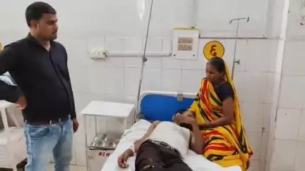 इटावा: बसरेहर इलाके में पत्नी को बुलाने पहुंचे पति ने ससुराल में खाया जहर, अस्पताल में भर्ती, मां ने ससुरालियों पर लगाए आरोप