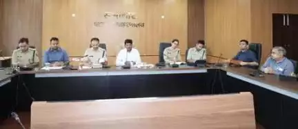 जिलाधिकारी, पटना द्वारा विधि-व्यवस्था संधारण, भूमि विवाद निराकरण, खनन, मद्य-निषेध, परिवहन, अभियोजन सहित विभिन्न मामलों की समीक्षा की गई।
