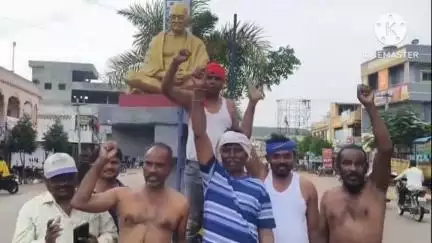 వర్ని: అక్రమ అరెస్టులకు నిరసనగా వర్ని మండల కేంద్రంలో గాంధీ విగ్రహం వద్ద నిరసన వ్యక్తం చేసిన సిపిఎం సిఐటియు నాయకులు
