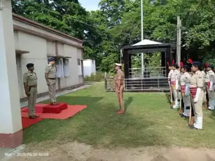 आज दिनांक 30.06.2025 को पुलिस उप महानिरीक्षक, पूर्णिया क्षेत्र, पूर्णिया के द्वारा पुलिस केंद्र, कटिहार का निरीक्षण किया गया।