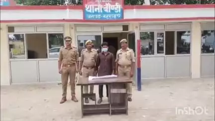 महसी: रतनपुर से अवैध संबंध के शक में पत्नी पर कुल्हाड़ी से जानलेवा हमला करने वाला आरोपी पति गिरफ्तार, कुल्हाड़ी बरामद