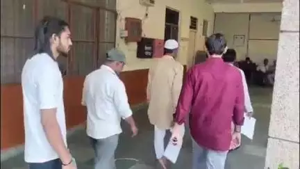 शामली: ई-रिक्शा ड्राइविंग लाइसेंस के नाम पर शामली जिले में हो रही अवैध उगाही, परेशान चालक और डीलर पहुंचे कलेक्ट्रेट #jansamasya