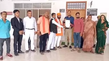 बस्ती: डा. एस.के. गौड पर गंभीर आरोप, पीड़ित के पिता ने जिला प्रशासन को ज्ञापन सौंपकर मासूम की मौत मामले में कार्रवाई की मांग की