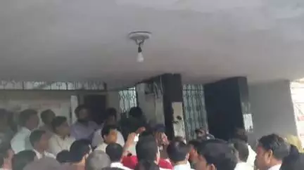 रामपुर: बेसिक स्कूलों के मर्ज होने से जिले के शिक्षक हुए नाराज, BSA के माध्यम से मुख्यमंत्री को भेजा ज्ञापन