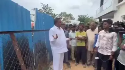 ఇబ్రహీంపట్నం: మాదాపూర్ సున్నం చెరువు వద్ద హైడ్రా చేపట్టిన కూల్చివేతలను అడ్డుకున్న ఎమ్మెల్యే ఆరికె పూడి గాంధీ