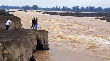 मंडला: सहस्त्रधारा में जान जोखिम में डालकर युवा कर रहे मस्ती, सेल्फी और रील बनाना पड़ सकता है महंगा