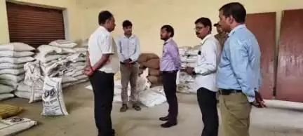 चंदौली: जिलाधिकारी ने उर्वरक बिक्री केंद्र बी पैक्स जगदीशसराय का किया औचक निरीक्षण