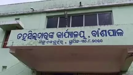 ତେଲକୋଇ: ବଂଶପାଳ ତହସିଲ ଅଧିନ ସକଂରେଇ ଗାଁରେ ଘର ଉପରେ ଗଛପଡ଼ି ଅଳ୍ପକେ ବର୍ତ୍ତିଲେ ପରିବାର