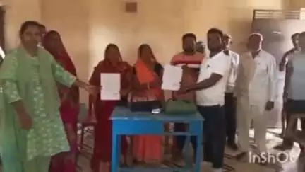 मदनपुर: अररुआ स्थित सामुदायिक भवन में ग्राम सभा के दौरान आंगनबाड़ी सेविका और सहायिका का किया गया चयन