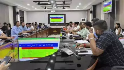 পূব ডিব্ৰুগড়: জিলা আয়ুক্তৰ অধ‍্যক্ষতাত জিলা আয়ুক্তৰ কাৰ্যালয়ত অনুষ্ঠিত হয় মুখ্যমন্ত্ৰীৰ 'এটি কলি দুটি পাত' শীৰ্ষক আঁচনিৰ সভা
