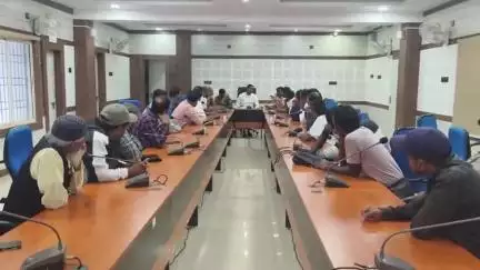 କୋରାପୁଟ ସହର: କୋରାପୁଟରେ ବ୍ୟବସାୟ କରିବାକୁ ହେଲେ ଟ୍ରେଡ ଲାଇସେନ୍ସ ବାଧ୍ୟତାମୂଳକ,ମୁନସିପାଲଟି କାର୍ଯ୍ୟାଳୟ ସମ୍ମିଳନୀ କକ୍ଷରେ ଚାମ୍ବର ଅଫ କମର୍ସ ସହ ବୈଠକ