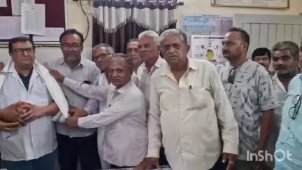 લીલીયા: જિલ્લા પંચાયત શિક્ષણ સમિતિના પૂર્વ ચેરમેન વિપુલભાઈ દુધાત ની ઉપસ્થિતિમાંCHC માં ફર્ઝ બજાવતા ડો. તોમર ને વિદાયમાંન અપાયું.