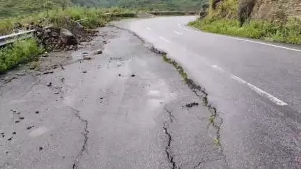 बाराकोट:भारतोली क्षेत्र में धसा हुआ एनएच सड़क पर पड़ा मलवा बंद पड़े कलमठ दुर्घटनाओं को दे रहे दावत।