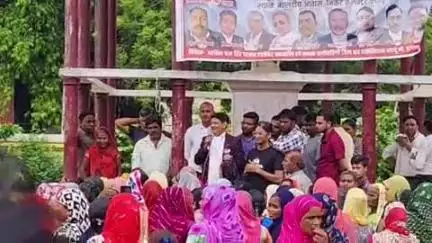 बदायूं: बदायूं के मालवीय आवास गृह पर अमर ज्योति कंपनी के मालिकों की गिरफ्तारी की मांग को लेकर धरने पर बैठे अधिवक्ता और महिलाएं
