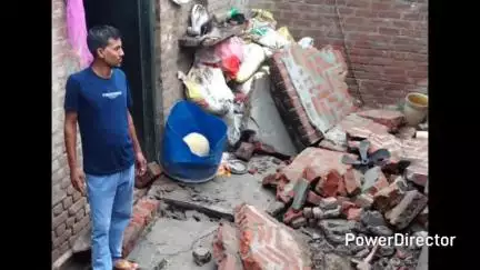 पटियाली: पटियाली तहसील क्षेत्र के ग्राम नरदोली में भरभरा कर गिरा एक मकान का लेंटर, सभी सदस्य थे दूसरे मकान में