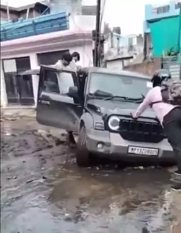 ग्वालियर गिर्द: ग्वालियर: शांति विहार में थार कार गड्ढे में फंसी, वीडियो आया सामने