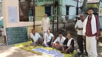 सूर्यपुरा: सूर्यपुरा प्रखंड कार्यालय गेट पर कई समस्याओं को लेकर अवकाश प्राप्त शिक्षक के नेतृत्व में सीमित सत्याग्रह शुरू हुआ