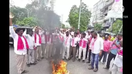 భువనగిరి: డబ్బులు వసూలు చేస్తున్న కాంగ్రెస్ నాయకులపై చర్యలు తీసుకోవాలని ప్రభుత్వ దిష్టిబొమ్మను దగ్ధం చేసిన BRS నాయకులు