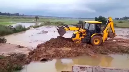 বিনপুর ২: খবরের জের,শিমলাতে নির্মীয়মান কালভার্ট এর পাশে ভেঙে পড়া মাটির সার্ভিস রোড মেরামত করল ঝাড়গ্রাম জেলা পরিষদ