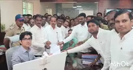 लातूर: ग्रामीण मधील विविध प्रश्न तत्परतेने मार्गी लावून नागरिकांना दिलासा द्यावा, सरपंच संघटना व काँग्रेसने दिले सीईओाना निवेदन