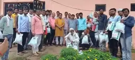 लिधौरा: भारती किसान संघ के जिलाध्यक्ष ने कृषि विभाग के साथ मिलकर निज निवास से मुफ्त बीज वितरण कराया