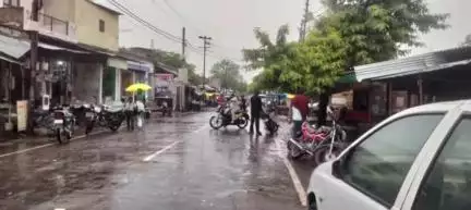कालपी: कालपी नगर में रिमझिम बारिश से बाजारों में चहलकदमी कम, मौसम हुआ सुहाना, लोगों ने गर्मी से राहत की ली सांस
